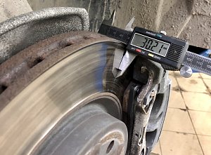 6. Производится проверка состояния колодок и тормозных дисков