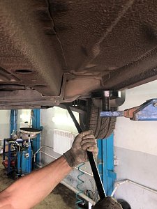 2. Работник диагностирует состояние передней и задней подвески