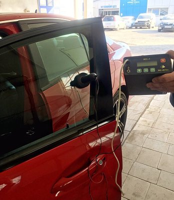 2. С помощью спецприборов досконально проверяется исправность автомобиля.