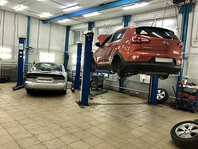 1. Автомобиль загоняется на подъемник.