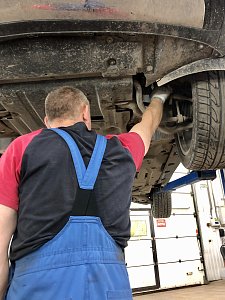 3. Определяется состояние рулевой рейки, наконечника и рулевых тяг